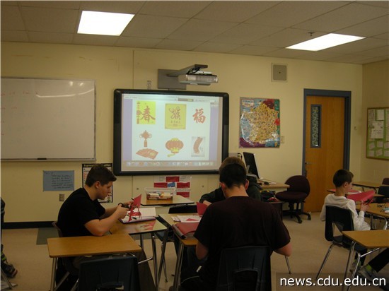 3 约翰斯塔克地区高中学生学习中国剪纸.jpg