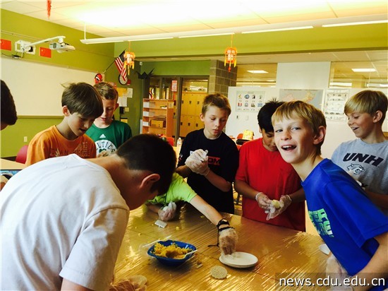 照片4 朴茨茅斯高中孔子课堂学生学做冰皮月饼.jpg